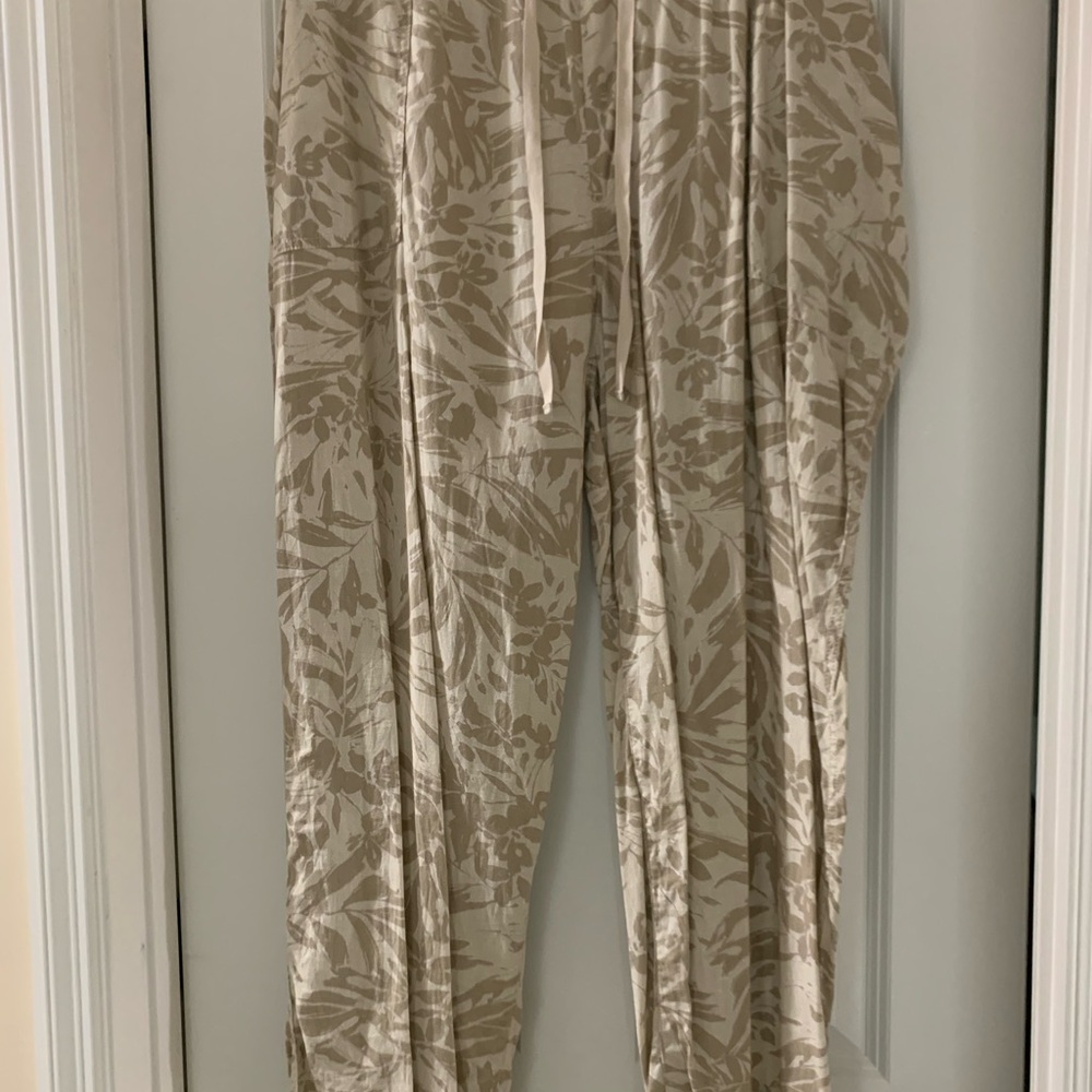 Gloria Vanderbilt Tan Floral Pants